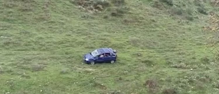 E rëndë/ Makina bie në humnerë në qafë Muzinë, dyshohet për viktima