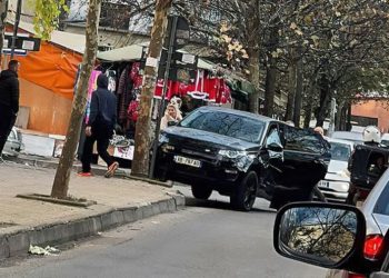 FOTO/ Makina përplaset me shtyllën te Ish-Parku i Autobusave