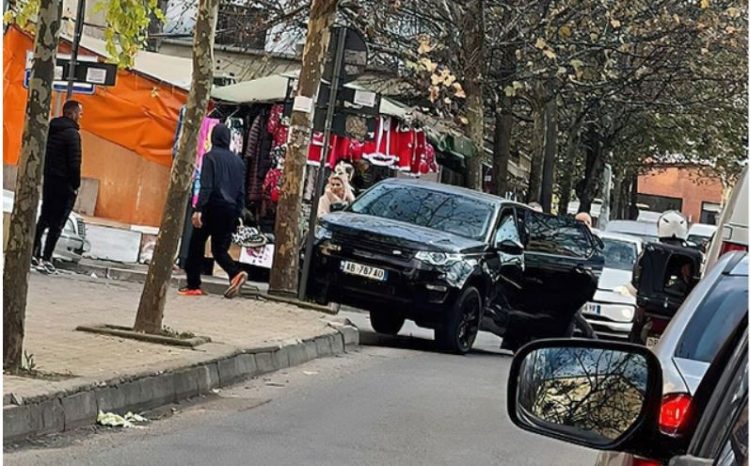 FOTO/ Makina përplaset me shtyllën te Ish-Parku i Autobusave