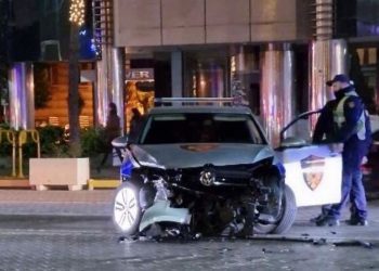 FOTO/ Aksidentohet makina e policisë para Kryeministrisë