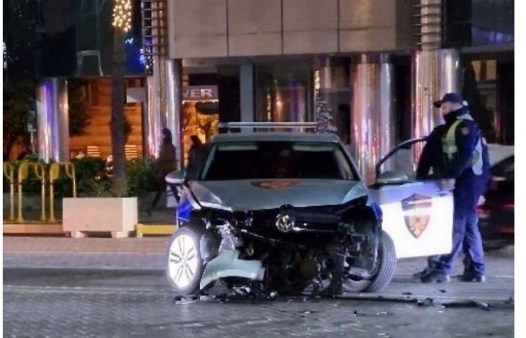 FOTO/ Aksidentohet makina e policisë para Kryeministrisë