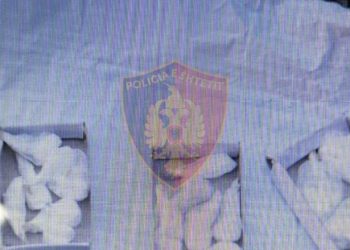 Shpërndante drogë afër gjimnazit, kapet 54-vjeçarja nga Kurbini