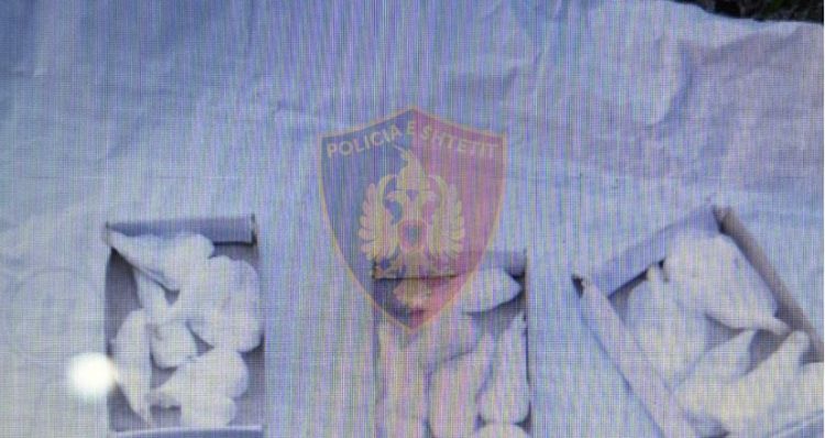 Shpërndante drogë afër gjimnazit, kapet 54-vjeçarja nga Kurbini