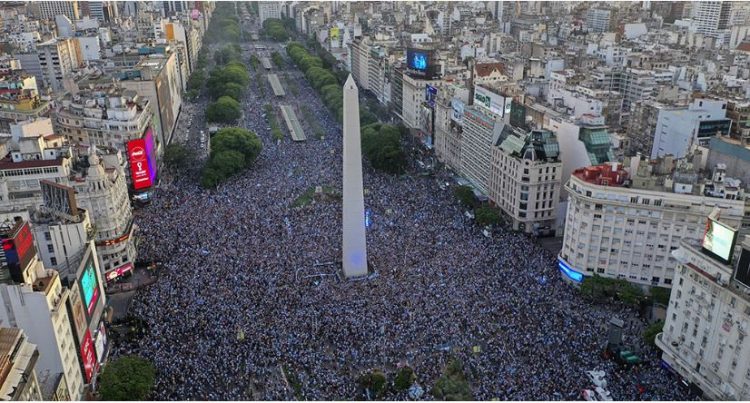 Tifozët e Argjentinës në “delir”, mbushin rezidencën e Maradonës