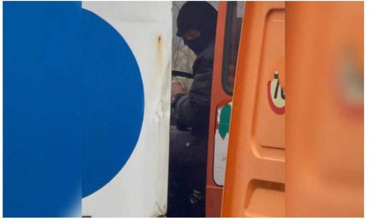 FOTO/ Ç’po ndodh në Veri? Në kamionë persona të maskuar