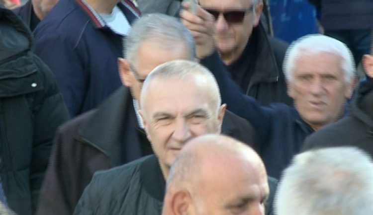 Pas pak protesta/ Meta mbërrin në selinë e PD, ja kush e shoqëron