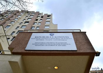 Alarm për bombë në Ministrinë e Jashtme, policia në terren