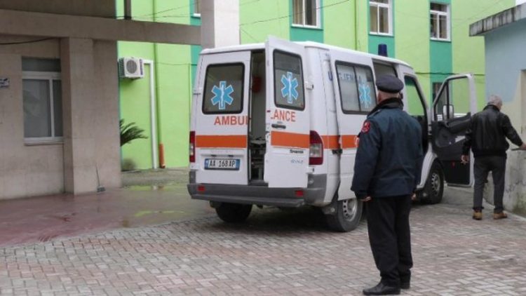 Rrahu barbarisht mjekun në Gramsh, arrestohet 18 vjeçari