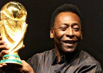 Lindi në kasolle, por pushtoi botën – Historia e Mbretit të Futbollit