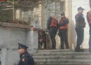 Shembja e pallatit te ‘Petro Nini’, banorja: Do digjem brenda