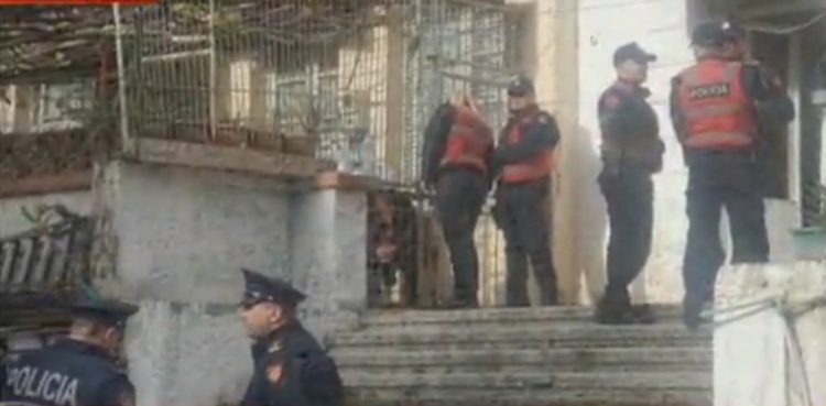 Shembja e pallatit te ‘Petro Nini’, banorja: Do digjem brenda