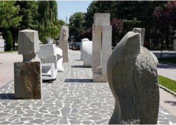 Akt vandal/ Dëmtohen skulpturat në Korçë, nisin hetimet