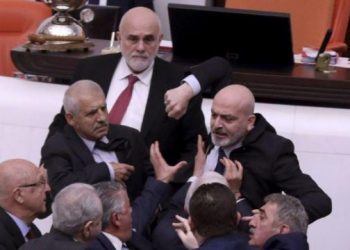 “Kërcet” grushti në parlament, deputeti përfundon në spital