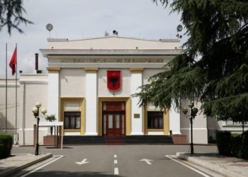 Incident te Parlamenti/ Shoferi përplaset me traun, ja çfarë ndodhi