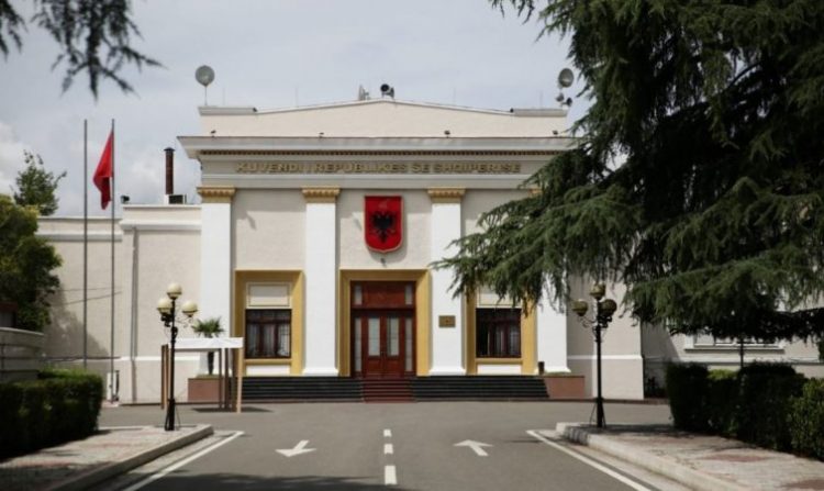 Incident te Parlamenti/ Shoferi përplaset me traun, ja çfarë ndodhi