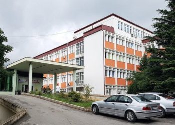 Stafi futi foshnjën në lavatriçe, babai: S’donin ta bënin publike