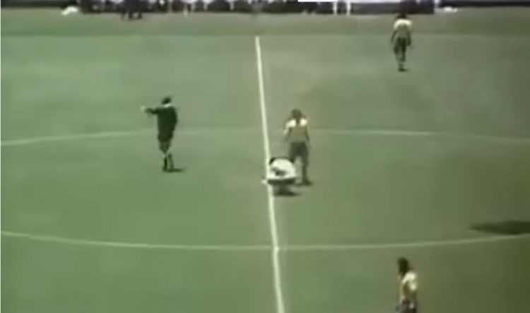 VIDEO – U përkul për të lidhur këpucët, Pele mori 120 mijë $