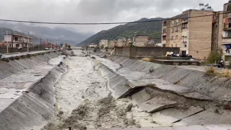 Dëmtohet argjinatura e Përroit të Zaranikës, përmbyten të mbjellat