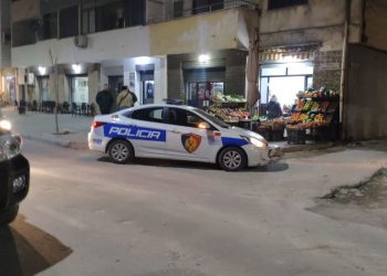 Plagosën të riun pas sherrit në lokal, policia pranga 3 vëllezërve