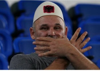 FOTO/ Shqiptarët me plisa në ndeshjen Zvicër-Serbi