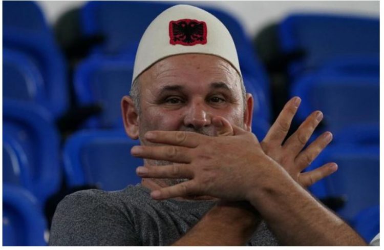 FOTO/ Shqiptarët me plisa në ndeshjen Zvicër-Serbi