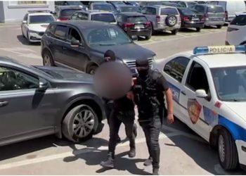 VIDEO/ Kapen mbi 2 kg kokainë në Tiranë, 2 në pranga, 1 në kërkim