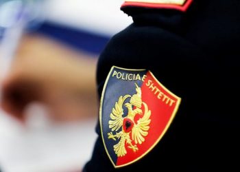 Plagosja e emigrantit, AMP: Pezullohet nga puna polici