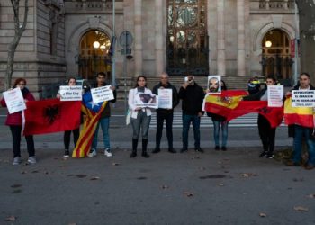 U kthye pa zemër, familjarët e Saimir Sulës protestë në Barcelonë