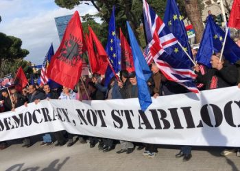 Nis protesta e opozitës, qytetarët marshojnë drejt bulevardit