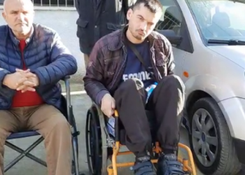 Iu reduktua pagesa, paraplegjikët në Elbasan hyjnë në grevë urie