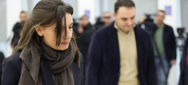 FOTOT/Prindërit pjesë e PS, Anna Shkreli voton krah Belind Këlliçit