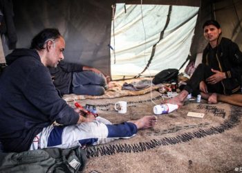 Pa ujë dhe ushqim, si keqtrajtohen refugjatët e Ballkanit