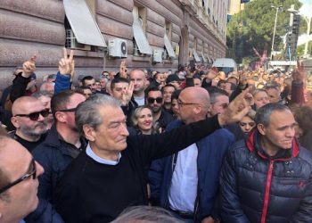 VIDEO/ Goditet me grusht Sali Berisha në protestë