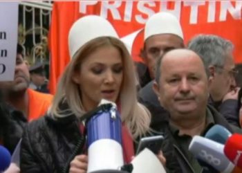 “Mitrovicën nuk e japim”, protestë para ambasadës serbe në Tiranë