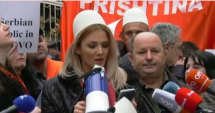 “Mitrovicën nuk e japim”, protestë para ambasadës serbe në Tiranë