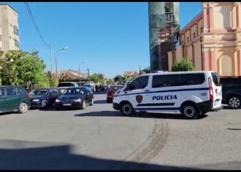 Helmohen 3 persona në një lokal në Shkodër