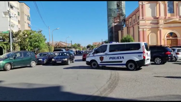 Helmohen 3 persona në një lokal në Shkodër