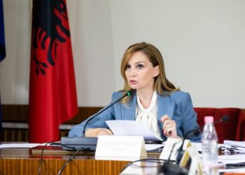 Tabaku: Si po e varfërojnë socialistët familjen shqiptare