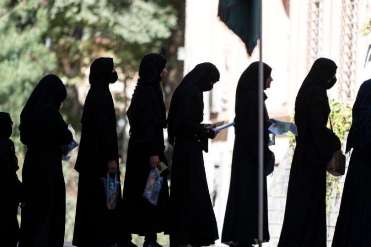 Talebanët mbyllin universitetet për gratë