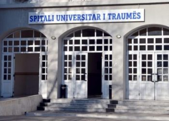 Dhunohet me sende të forta mjeku, përfundon në koma te Trauma