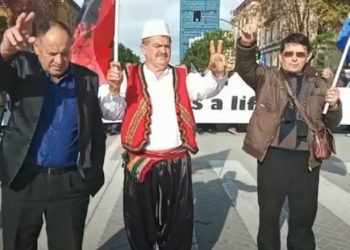 Samit dhe protestë/Qytetarët thirrje kundër Ramës: Kriminel, hajdut