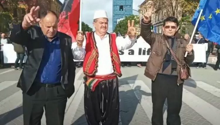 Samit dhe protestë/Qytetarët thirrje kundër Ramës: Kriminel, hajdut