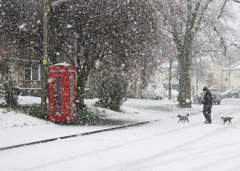 I ftohti ekstrem “mbërthen” Anglinë, shkollat pezullojnë mësimin