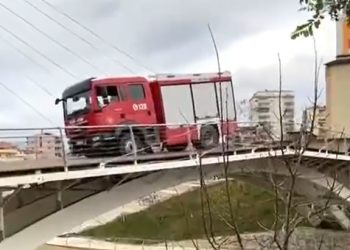 VIDEO/ Shkoi për të fikur zjarrin, zjarrfikësja ngec në mes të urës