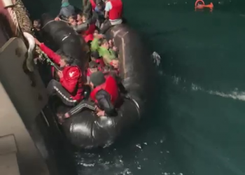 FOTO/ Emigrantët luftojnë të shpëtojnë teksa gomonia po mbytej
