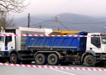 Nuk tërhiqen, serbët vendosen barrikada të tjera në veri të Kosovës