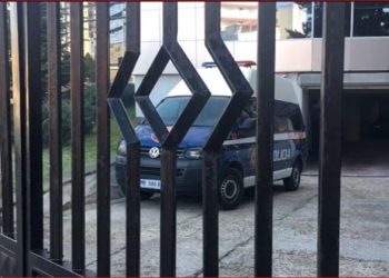 Me pranga dhe kapuç, del në gjyq ish-drejtoresha në Bashkinë Tiranë