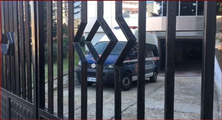 Me pranga dhe kapuç, del në gjyq ish-drejtoresha në Bashkinë Tiranë