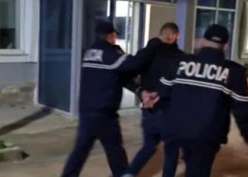 I nguli thikën vjehrrit dhe kunatit, arrestohet 27-vjeçari në Vlorë