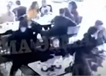 PAMJET E VRASJES/ Ja si personi me kapuç ekzekuton shqiptarin